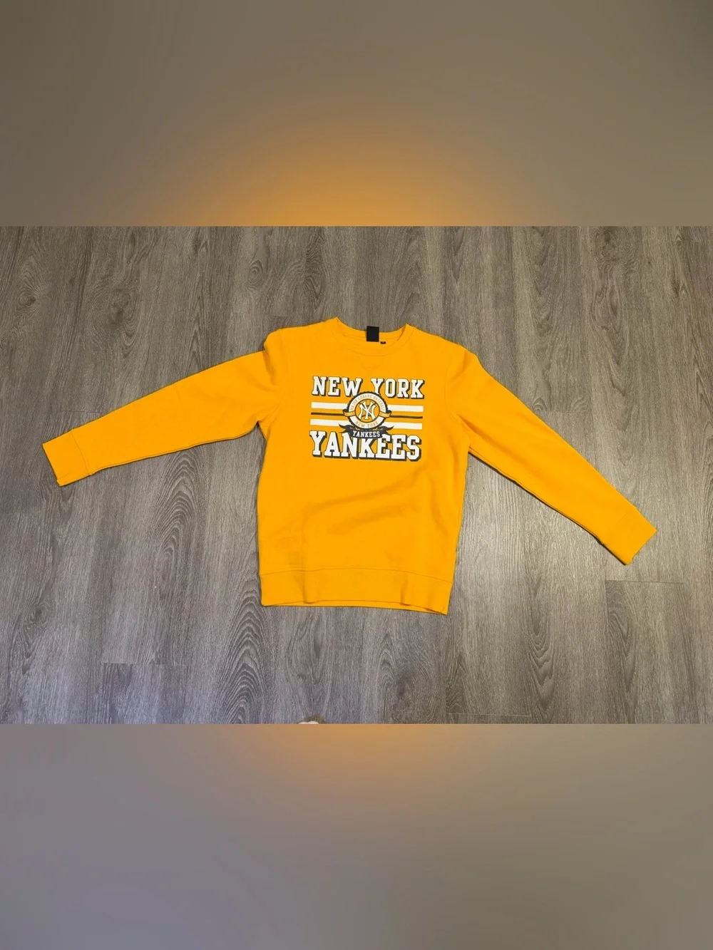 New York Yankees Majestic Vibrant Yellow Sweater Mens Size Medium In EUC